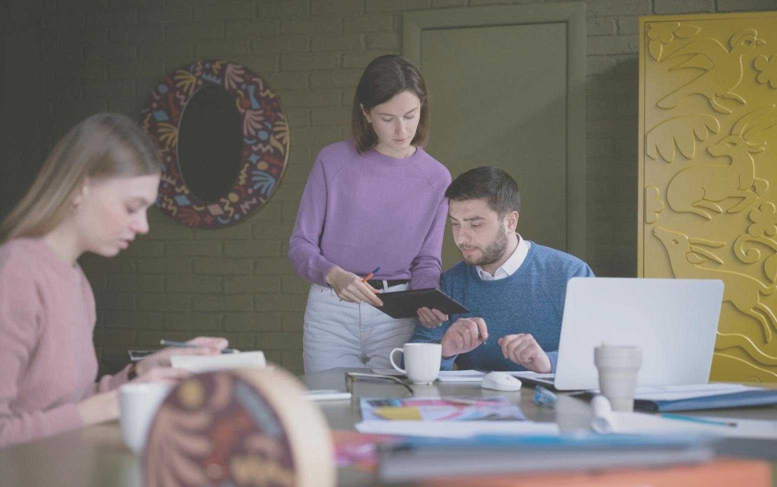 Sessione di progettazione di giochi strategici con team di sviluppo